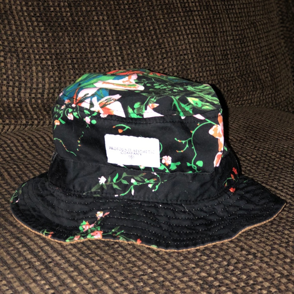 Floral bucket hat.